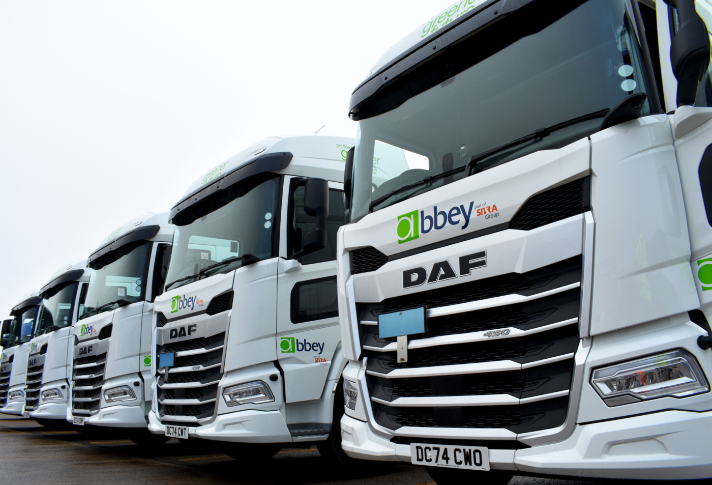 Flota de camiones DAF blancos de Grupo Pantoja listos para ampliar su red logística y de almacenamiento en España. Transporte terrestre seguro.