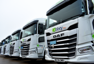 Flota de camiones DAF blancos de Grupo Pantoja listos para ampliar su red logística y de almacenamiento en España. Transporte terrestre seguro.