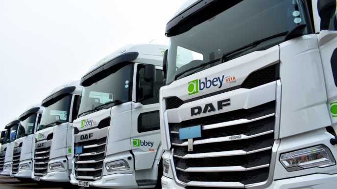 Flota de camiones DAF blancos de Grupo Pantoja listos para ampliar su red logística y de almacenamiento en España. Transporte terrestre seguro.