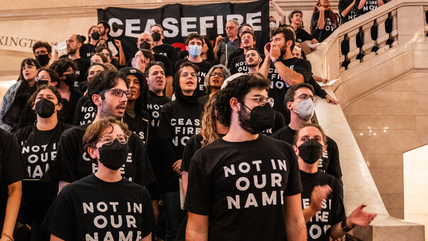 Venue/Architecture

Manifestantes protestan en edificio gubernamental. Pancarta Ceasefire Now y camisetas Not In Our Name. Activismo en [City].