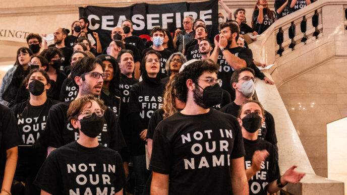 Venue/Architecture

Manifestantes protestan en edificio gubernamental. Pancarta Ceasefire Now y camisetas Not In Our Name. Activismo en [City].
