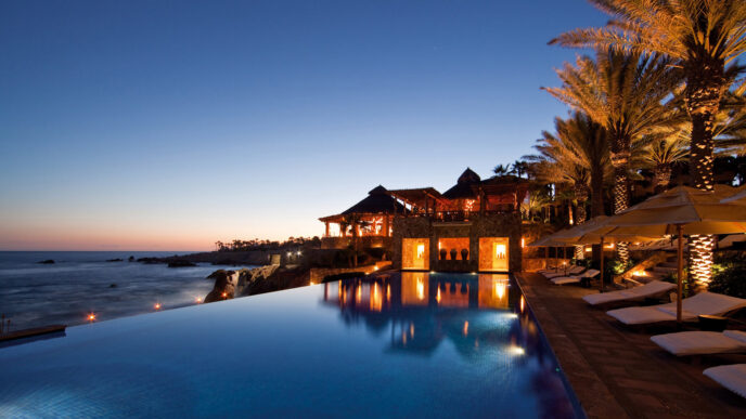 Venue/architecture
Hotel lujoso en México, posible sede de Inmobiliare Summits. Piscina infinita con vista al mar. Arquitectura elegante para evento de real estate.