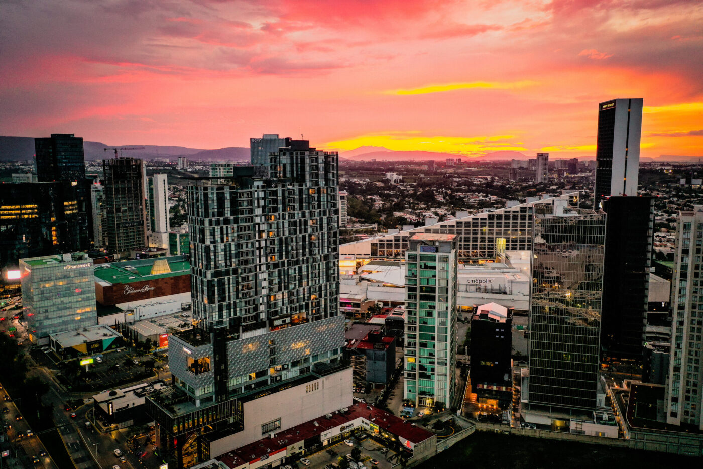 Venue/architecture.

Vista aérea de Guadalajara, México, al atardecer. El auge inmobiliario se refleja en la arquitectura moderna de la ciudad. Inmobiliare Summits LATAM.