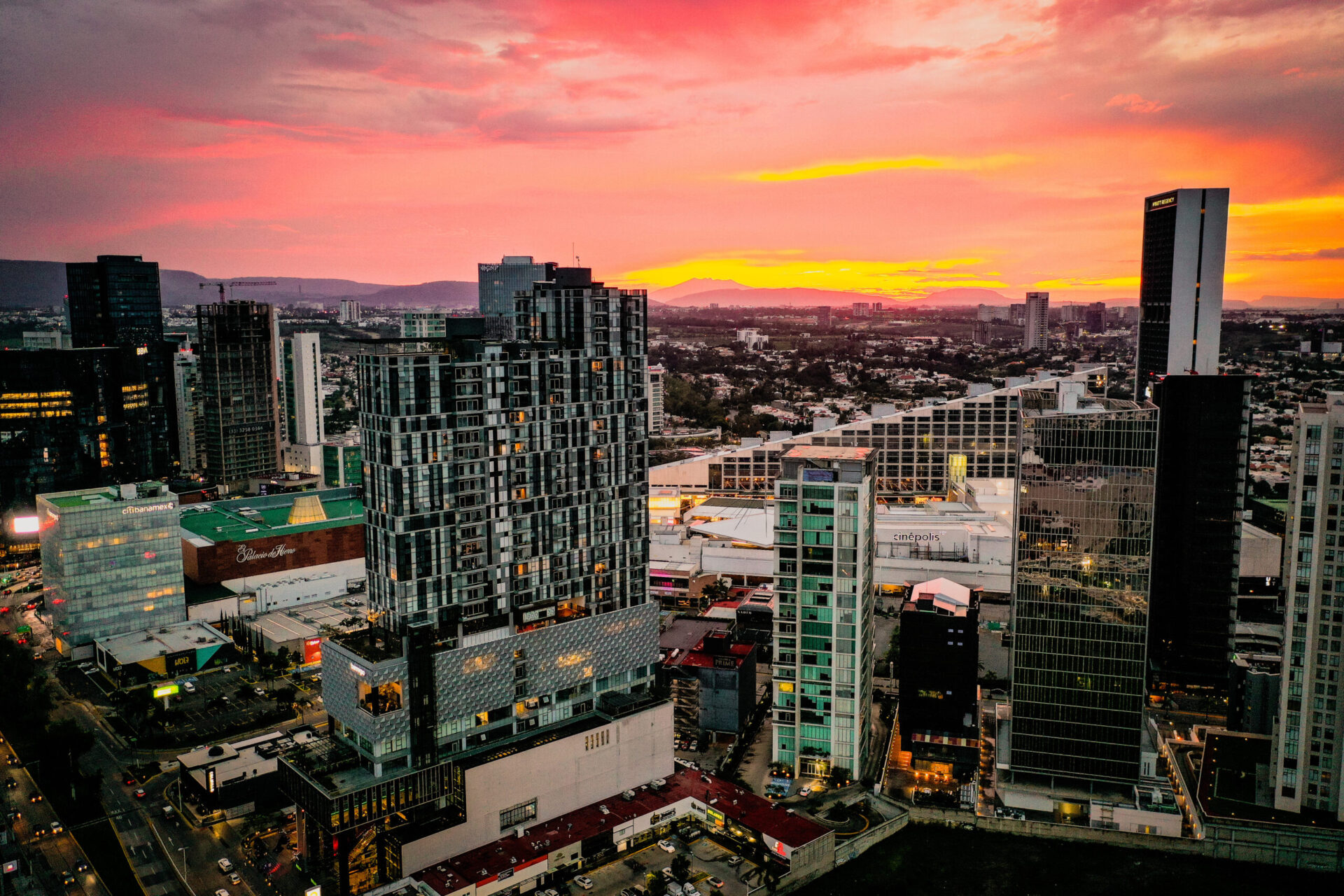 Venue/architecture.

Vista aérea de Guadalajara, México, al atardecer. El auge inmobiliario se refleja en la arquitectura moderna de la ciudad. Inmobiliare Summits LATAM.