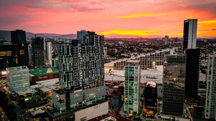 Venue/architecture.

Vista aérea de Guadalajara, México, al atardecer. El auge inmobiliario se refleja en la arquitectura moderna de la ciudad. Inmobiliare Summits LATAM.