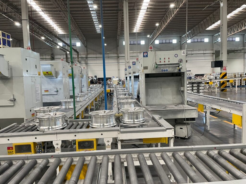 venue/architecture
Línea de producción en HIHO Wheel México, Guanajuato. Rines en transportador. Inmobiliare Summits destaca la inversión en real estate LATAM.