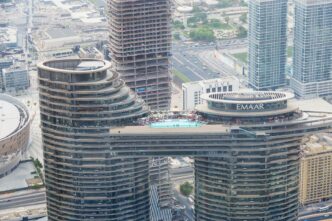 Vista aérea del Guangxi China Resources Tower, diseño arquitectónico único con piscina en la parte superior. El mejor edificio del mundo.