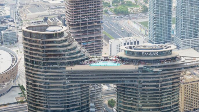 Vista aérea del Guangxi China Resources Tower, diseño arquitectónico único con piscina en la parte superior. El mejor edificio del mundo.