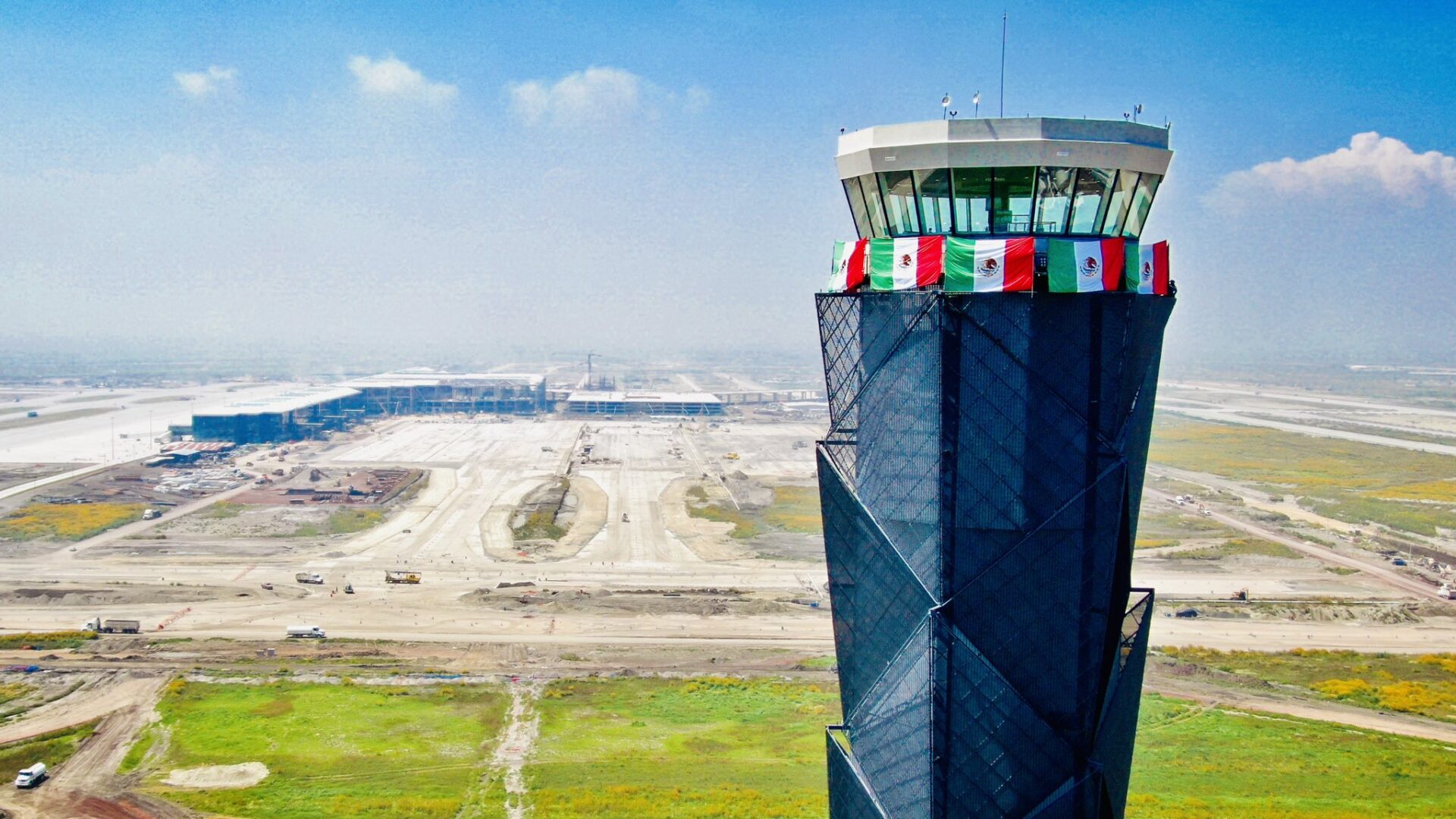 venue/architecture

Vista aérea del AIFA, nuevo aeropuerto internacional en México. La torre de control luce banderas mexicanas. Inmobiliare Summits analiza el sector real estate.