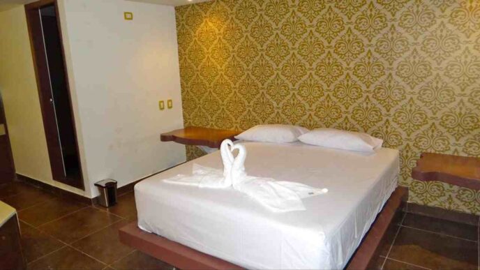 Venue/architecture.
Habitación del nuevo hotel Ibis Budget en Valencia, España. Diseño moderno para la conferencia Inmobiliare Summits real estate en LATAM.