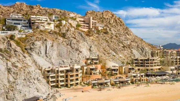 venue/architecture
Vista de hoteles de lujo en Los Cabos, México. El auge turístico impulsa el sector *real estate*. *Inmobiliare Summits* analiza el futuro.