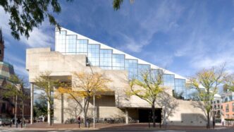 Edificio de arquitectura moderna en Harvard con fachada escalonada de vidrio. Curso de arquitectura gratuito en línea. Diseño innovador y urbano.