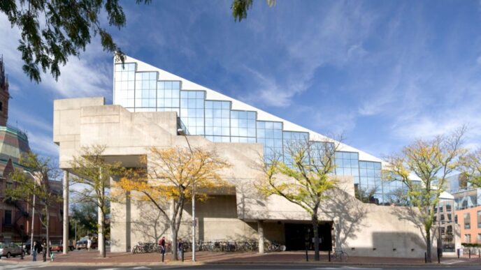 Edificio de arquitectura moderna en Harvard con fachada escalonada de vidrio. Curso de arquitectura gratuito en línea. Diseño innovador y urbano.