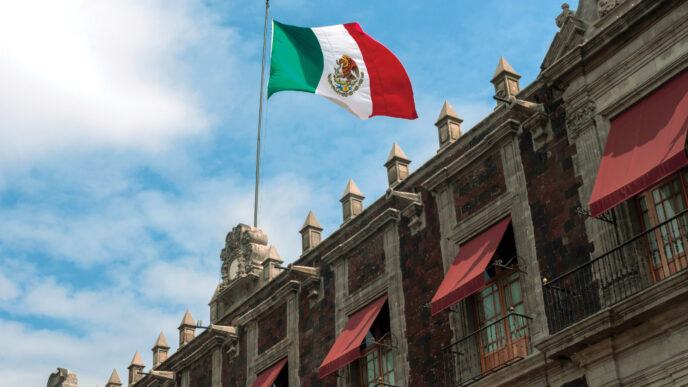 venue/architecture
Bandera de México ondeando sobre edificio histórico. Inmobiliare Summits analiza el sector real estate en México y LATAM.