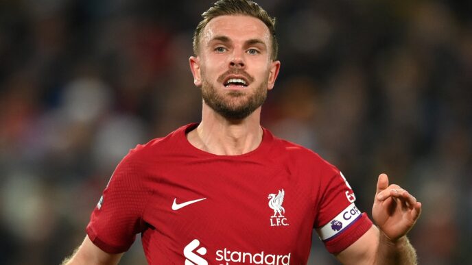 speakers/headshot
Jordan Henderson, capitán del Liverpool, en primer plano. Rostro enfocado, expresión seria. Fútbol, deporte, estadio.