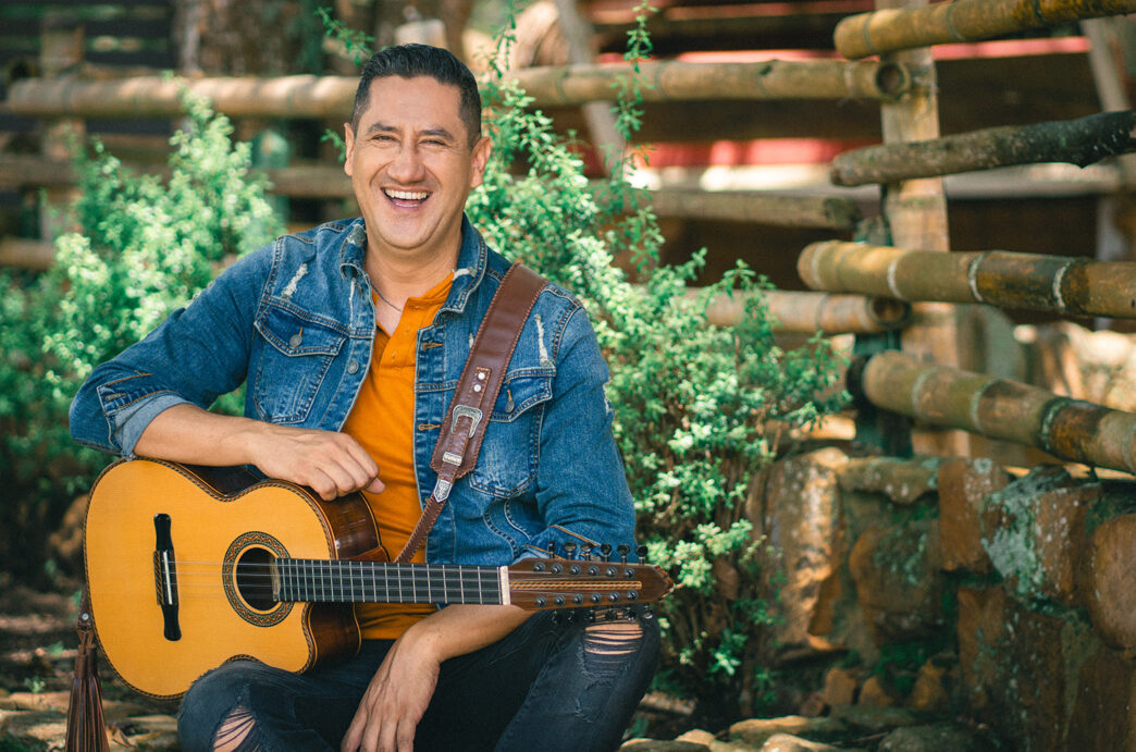 speakers/headshot
Cantante sonríe con guitarra. Eventos Inmobiliare Summits, conferencias de real estate en México y LATAM con speakers expertos.