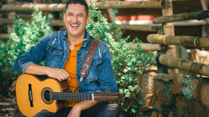 speakers/headshot
Cantante sonríe con guitarra. Eventos Inmobiliare Summits, conferencias de real estate en México y LATAM con speakers expertos.