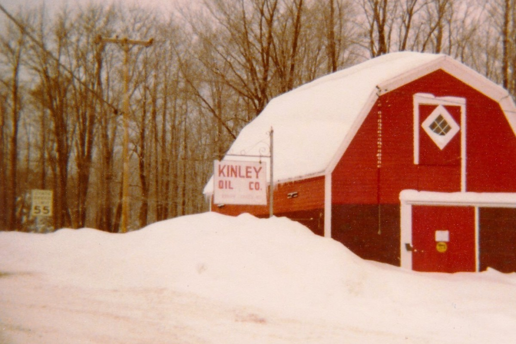 Venue/architecture.

Edificio rojo cubierto de nieve con el letrero Kinley Oil Co.. Arquitectura en invierno.
