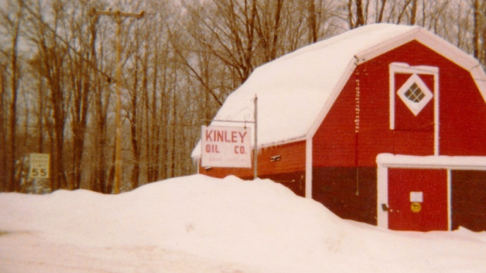 Venue/architecture.

Edificio rojo cubierto de nieve con el letrero Kinley Oil Co.. Arquitectura en invierno.