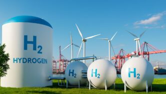 Tanques de Hidrógeno Renovable en Curitiba con turbinas eólicas al fondo. Innovación en energía limpia y sostenible. Futuro energético con H2.