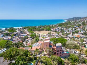 Venue/architecture.

Vista aérea de Sayulita, México, sede de Inmobiliare Summits. El destino ofrece un entorno inspirador para la conferencia de real estate.