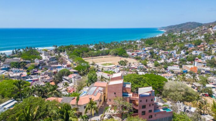 Venue/architecture.

Vista aérea de Sayulita, México, sede de Inmobiliare Summits. El destino ofrece un entorno inspirador para la conferencia de real estate.