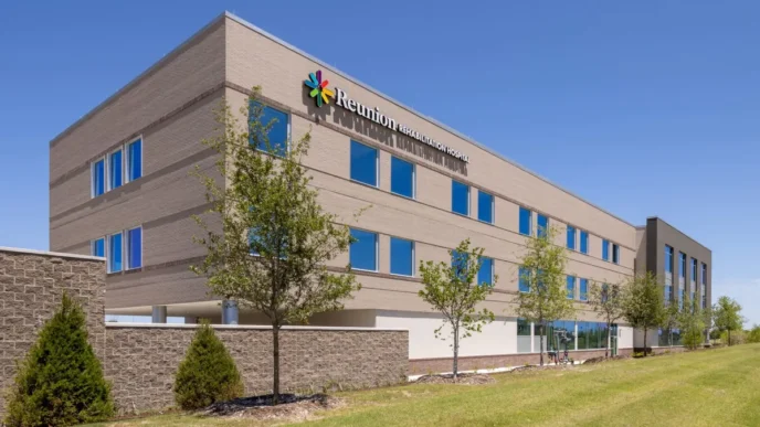 Venue/architecture.

Hospital Reunion Rehabilitation, un ejemplo de arquitectura hospitalaria moderna. El sector inmobiliario de salud crece en las periferias de las ciudades LATAM.