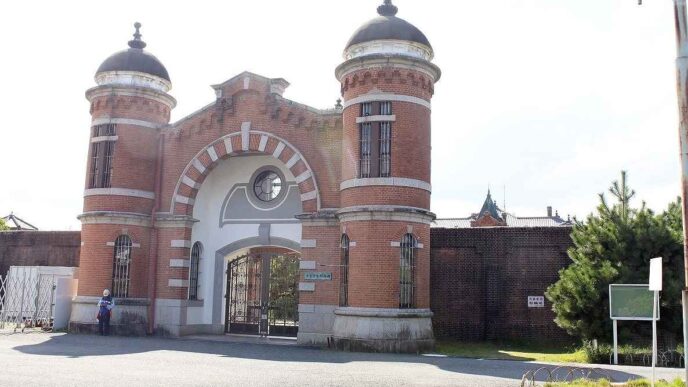 Entrada principal de la antigua prisión de Nara, ahora en construcción para ser Hotel Hoshinoya. Arquitectura histórica de ladrillo rojo con torres.
