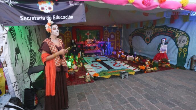Sponsors/branding.

Altar del Día de Muertos, con ofrendas y decoraciones tradicionales. Banner de la Secretaría de Educación Nuevo León. Celebración en México.