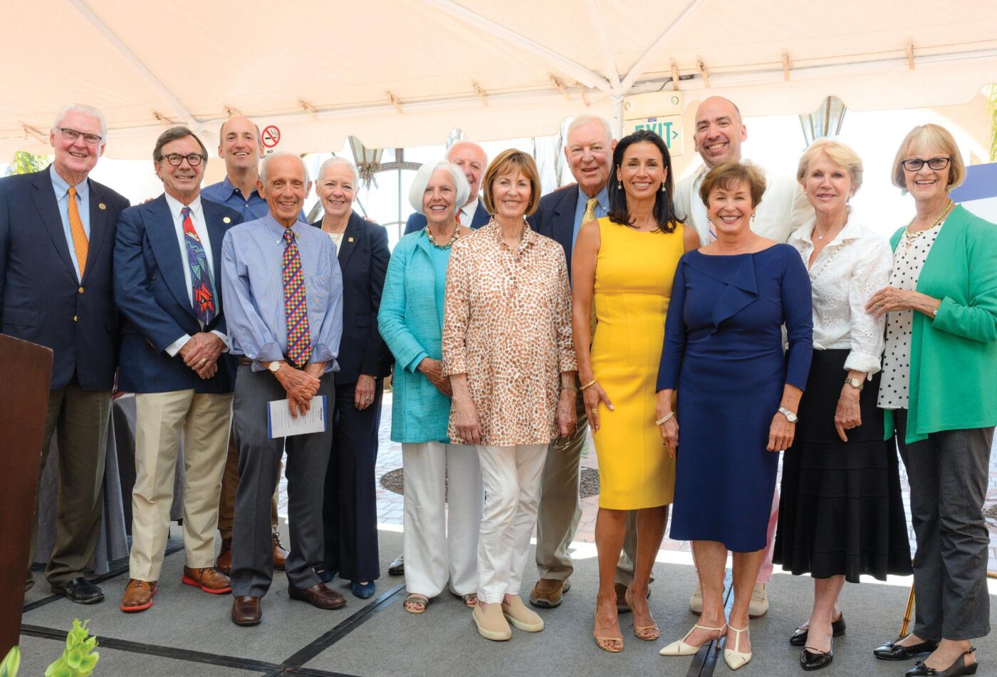 Grupo ADI apoya obras de vivienda tras Huracán Otis con donación de 48 mdp. Personas posando en evento al aire libre con carpa blanca.
