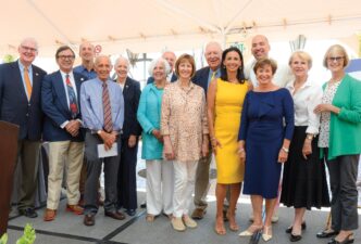 Grupo ADI apoya obras de vivienda tras Huracán Otis con donación de 48 mdp. Personas posando en evento al aire libre con carpa blanca.