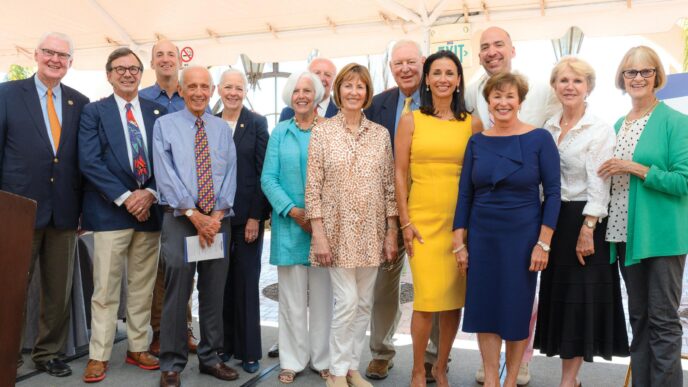 Grupo ADI apoya obras de vivienda tras Huracán Otis con donación de 48 mdp. Personas posando en evento al aire libre con carpa blanca.