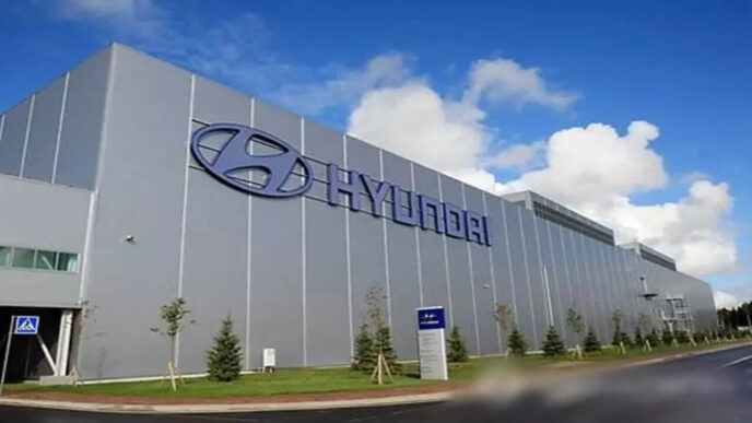 Vista exterior de la fábrica de Hyundai en Arabia Saudita, reflejando su compromiso con la sostenibilidad y la innovación en la producción automotriz.