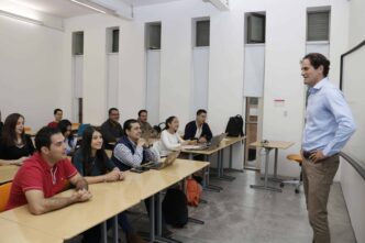 speakers/headshot
Ponente comparte ideas con asistentes en Inmobiliare Summits, evento de real estate en México. Conferencia LATAM con expertos.