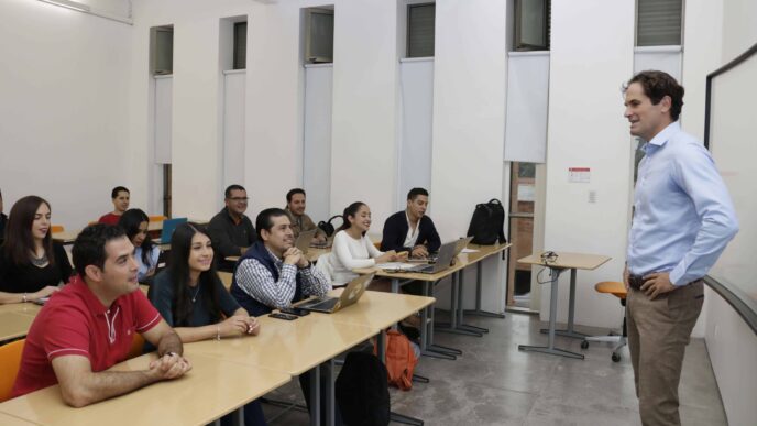 speakers/headshot
Ponente comparte ideas con asistentes en Inmobiliare Summits, evento de real estate en México. Conferencia LATAM con expertos.