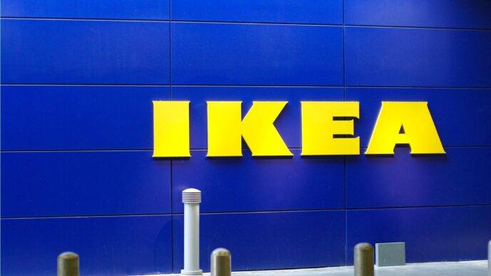 Fachada de tienda Ikea en Puebla, México. Letras amarillas "IKEA" sobre fondo azul. Inauguración segunda tienda física en México.