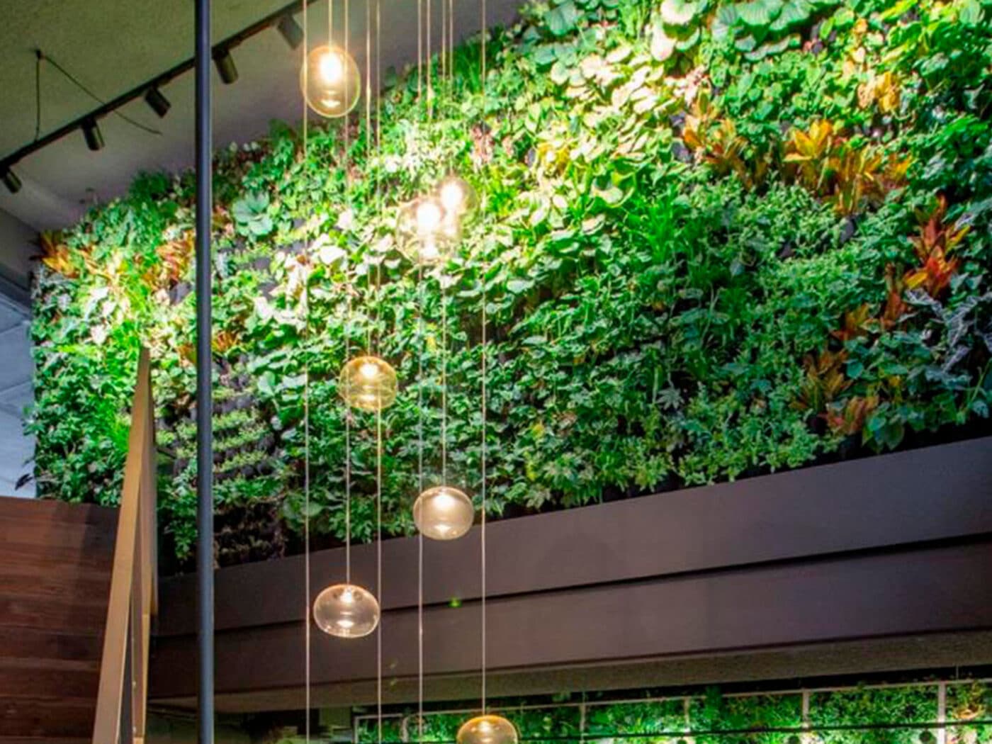 venue/architecture
Diseño interior con pared verde e iluminación esférica en Inmobiliare Summits, evento de real estate en México, LATAM. Arquitectura vanguardista.