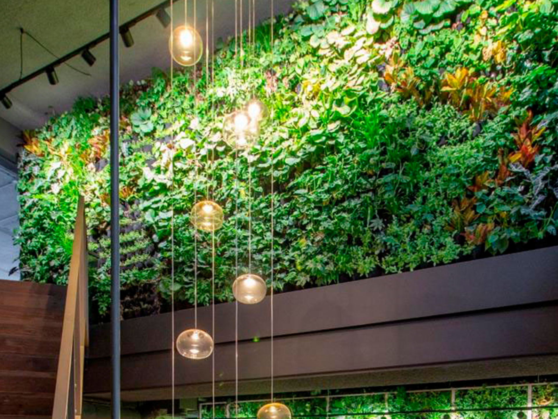 venue/architecture
Diseño interior con pared verde e iluminación esférica en Inmobiliare Summits, evento de real estate en México, LATAM. Arquitectura vanguardista.