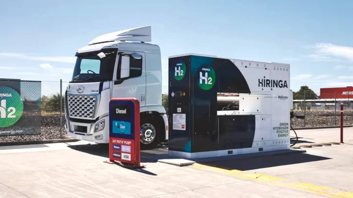 Camión blanco Hiringa H2 en estación de hidrógeno verde, promoviendo la energía sostenible y el impacto en Real Estate tras adquisición Tyczka Hydrogen.
