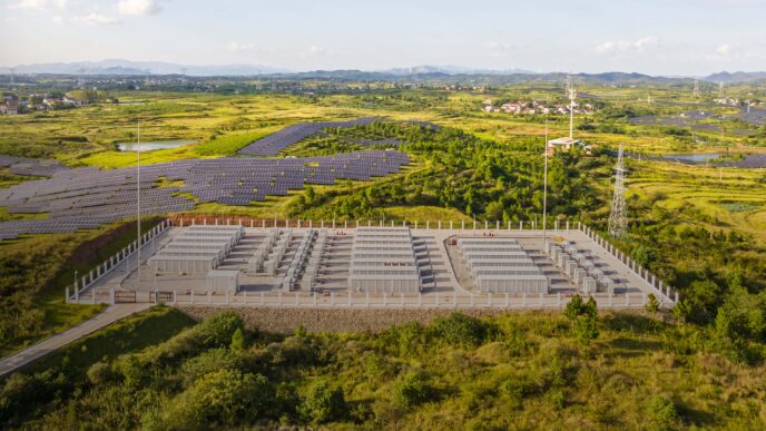 Vista aerea de almacenamiento energético para real estate sostenible. Baterías y paneles solares en campo verde.  Impacto en la energía renovable.