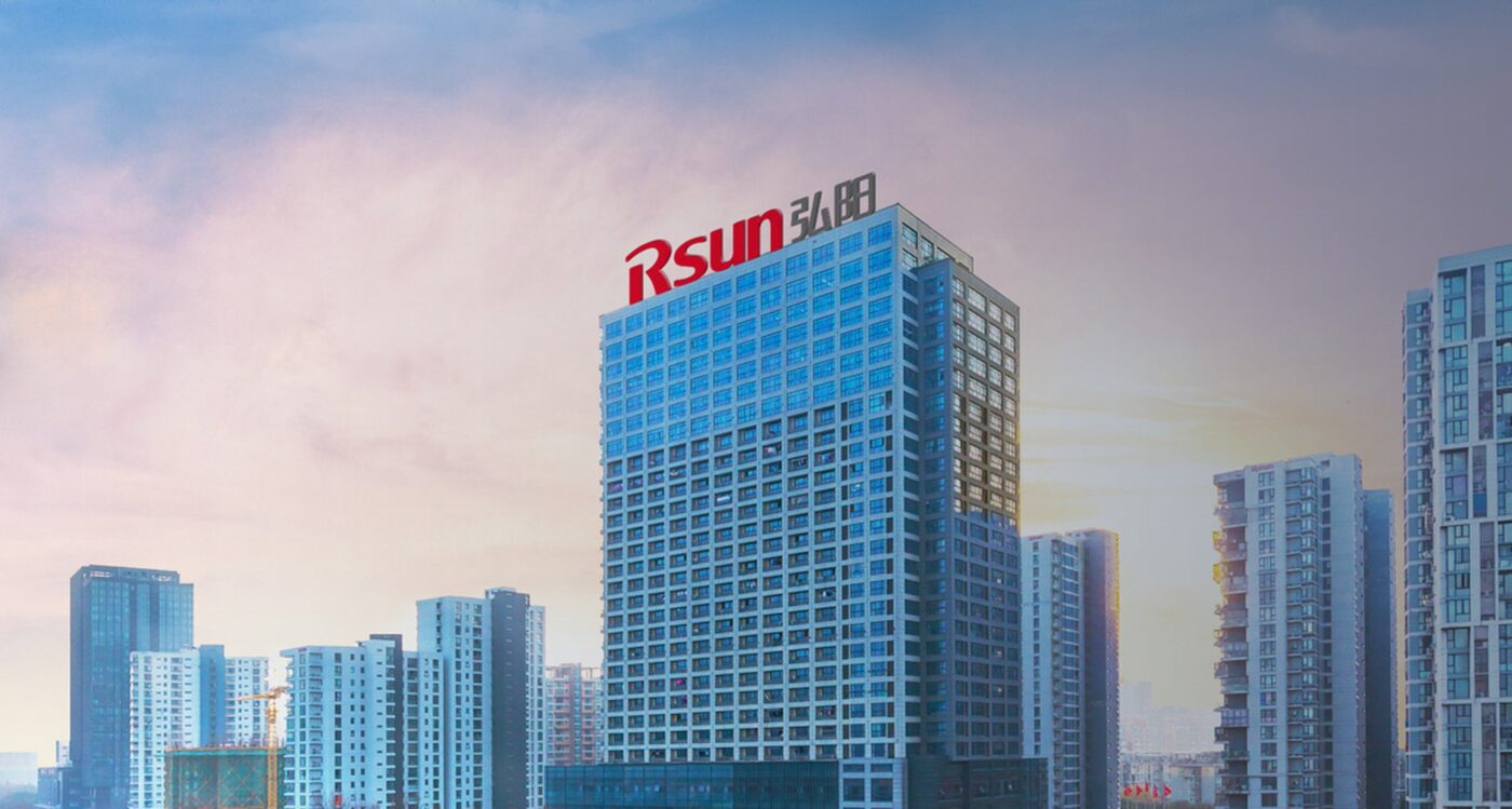 Edificio RSun en China, sector inmobiliario afectado por incautación de acciones. Arquitectura moderna impactada por el mercado chino. Rascacielos y ciudad.