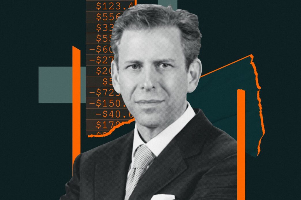 Hombre en traje ante gráfico financiero, analizando el impacto de la venta de Douglas Elliman en el mercado inmobiliario. Datos y análisis clave.