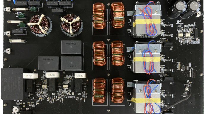 Placa Toshiba con aisladores digitales, componentes Vishay y bobinas. Innovación Toshiba impacta el Real Estate con soluciones avanzadas y eficientes.