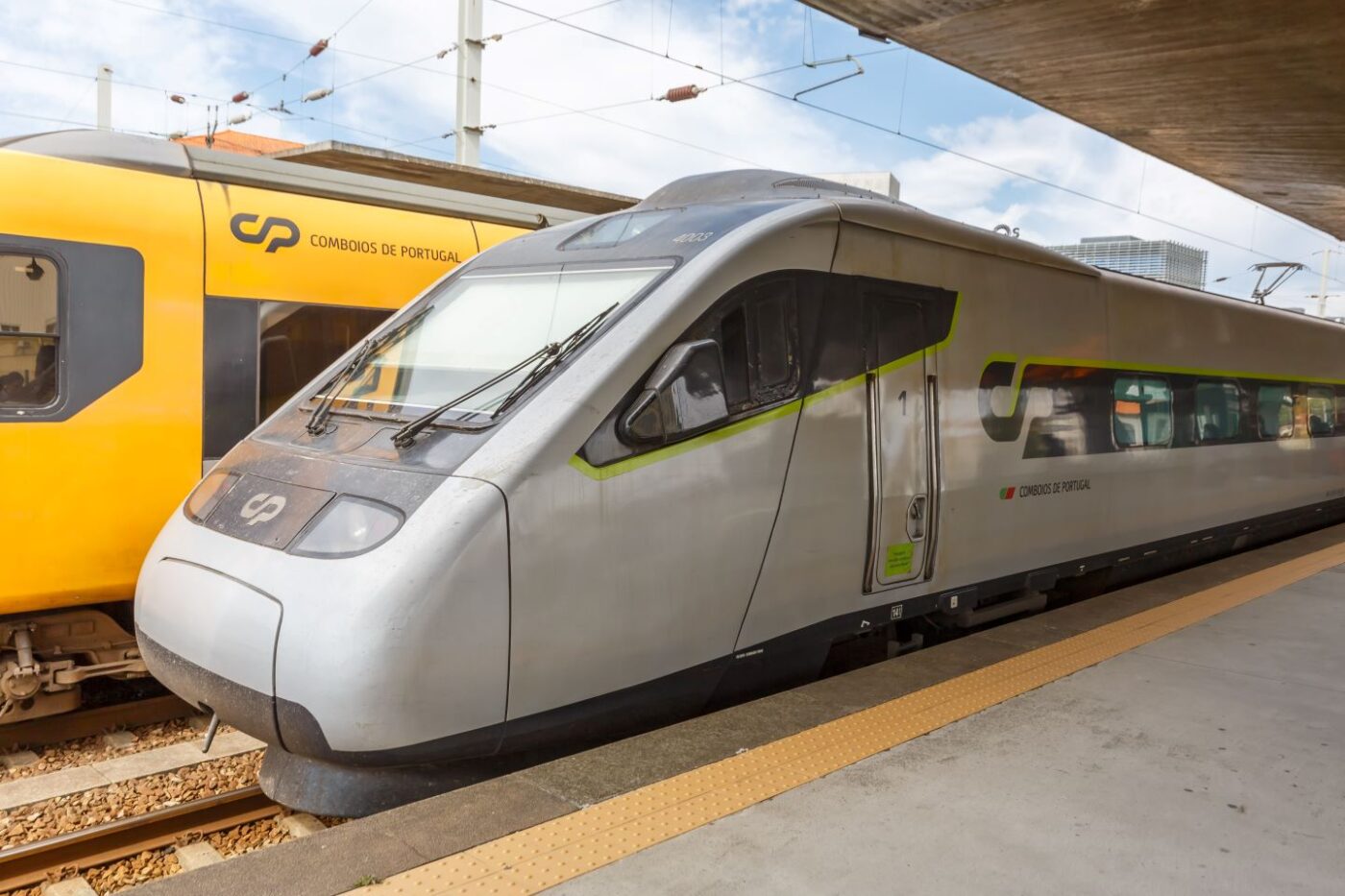 Trenes eléctricos modernos CP en Portugal, clave en el real estate. Impacto en la movilidad y valor de propiedades cerca de estaciones de tren.