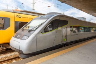 Trenes eléctricos modernos CP en Portugal, clave en el real estate. Impacto en la movilidad y valor de propiedades cerca de estaciones de tren.