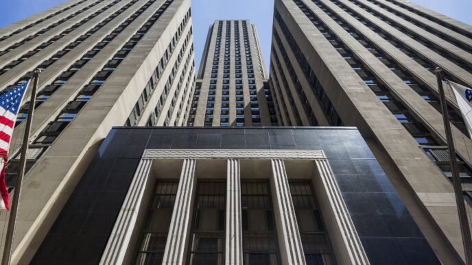 Vista ascendente de edificios altos en Chicago, mostrando su arquitectura y diseño urbano. Impacto financiamiento conversión edificios Chicago, EE. UU.