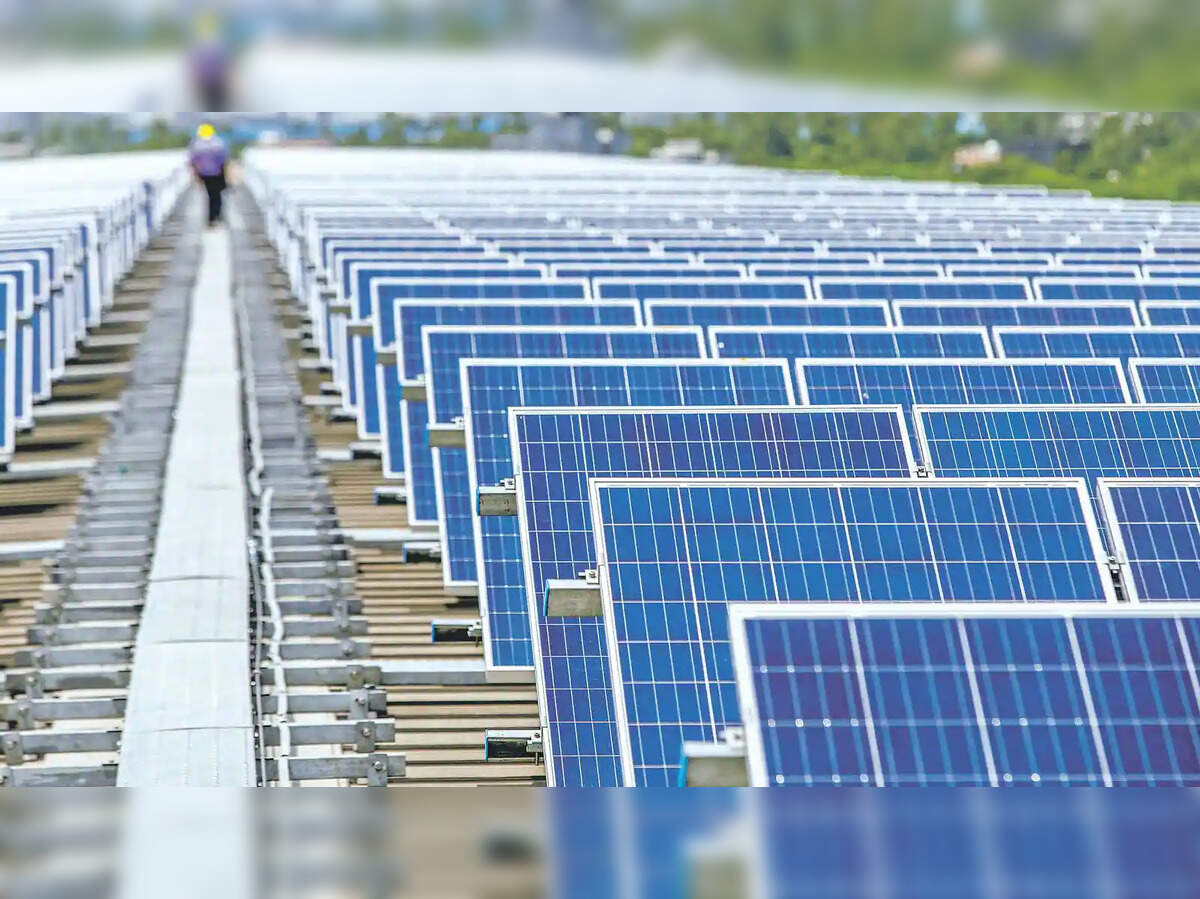 Vista de paneles solares azules en fila, parte del Proyecto Solar de Solarworld Energy Solutions, mostrando innovación y sostenibilidad energética.