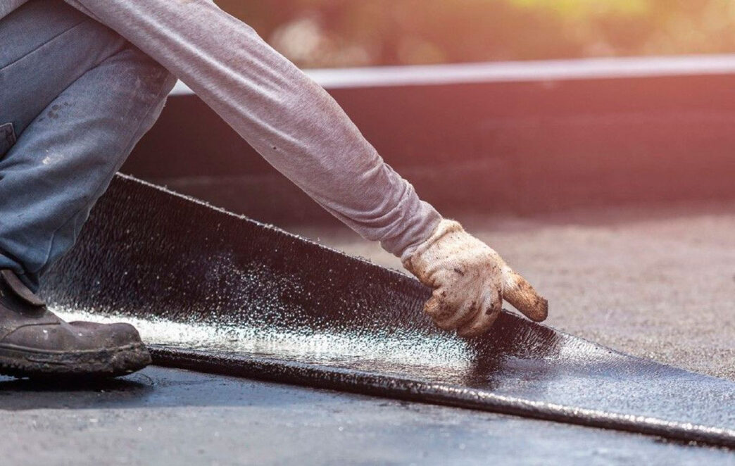 Trabajador instala material de construcción. Impacto en precios de bienes raíces en Coahuila, México. #InmobiliareSummits #realestate