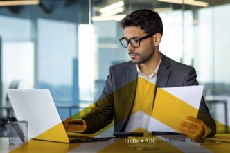 speakers/headshot
Profesional revisando documentos y laptop. Inmobiliare Summits, sector real estate en México, LATAM. FinBe ABC, servicios financieros.