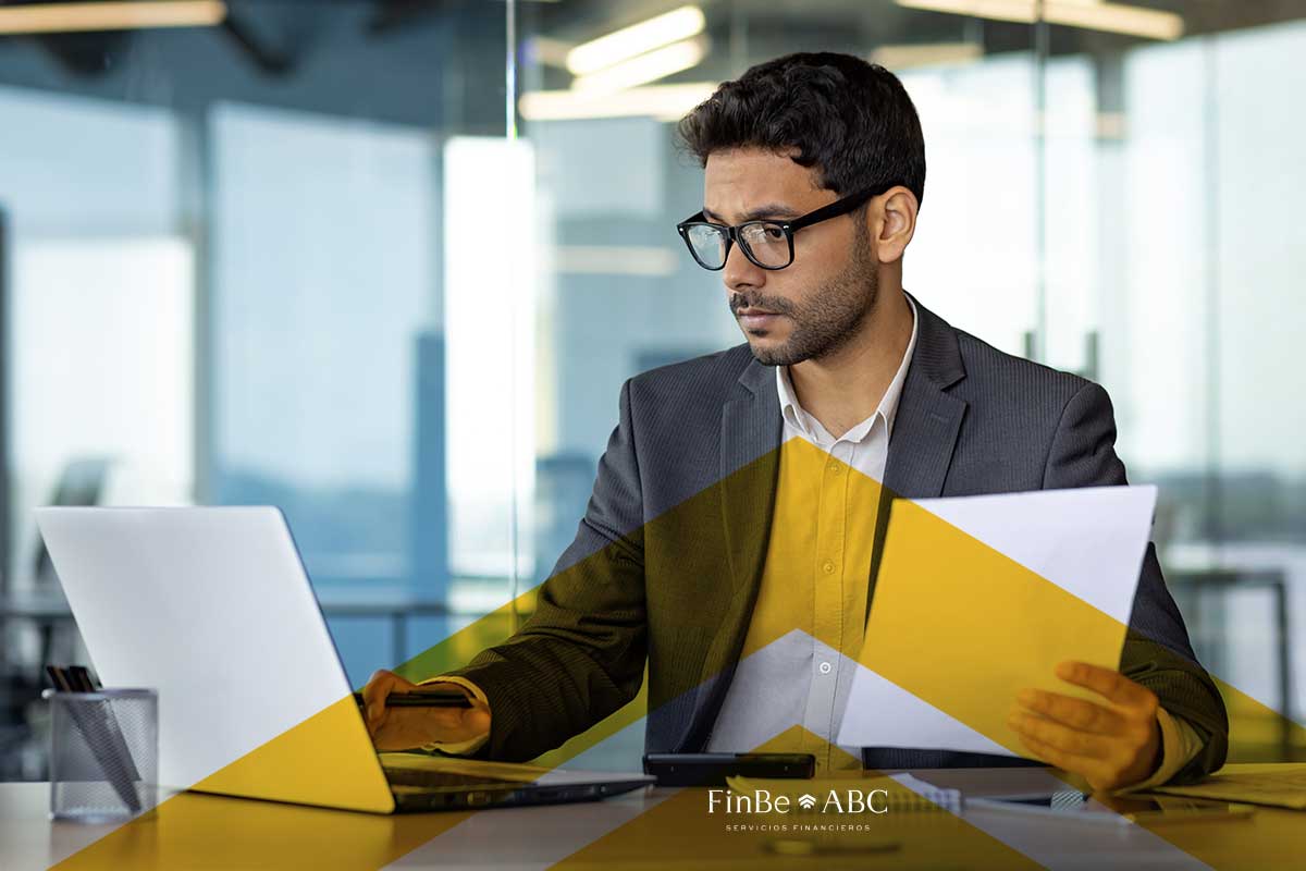 speakers/headshot
Profesional revisando documentos y laptop. Inmobiliare Summits, sector real estate en México, LATAM. FinBe ABC, servicios financieros.